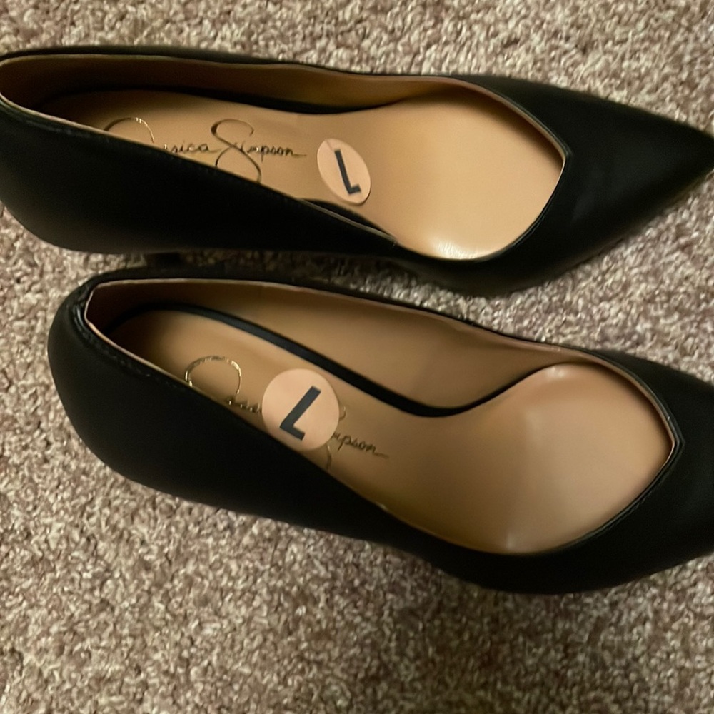 NWT Jessica Simpson pumps 3 1/2 inch black pumps, excellent condition.